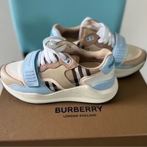 Burberry vintage design baby blue and white